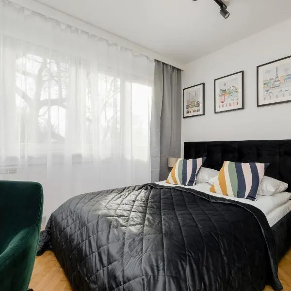 Modern Black & Wooden Apartment Warsaw Near The Airport by Noclegi Renters, hôtel à Varsovie