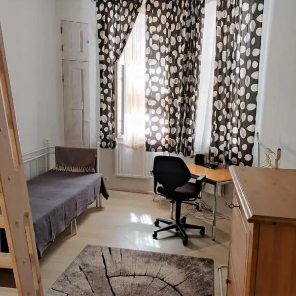 Spacious ground-floor apartment in Etu-Töölö, hotel v Helsinkách