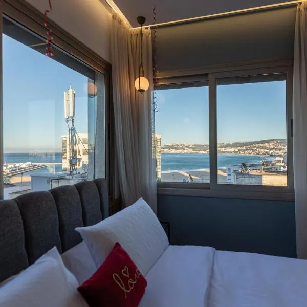 Marina View Residence Luxurious Studio Retreat with Stunning Ocean Views 1 Double Bedroom, 1 Convertible Couch，位于丹吉尔的酒店
