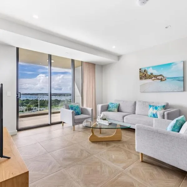Sweeping Ocean view Apt w Carpark and rooftop pool, hotel in Gold Coast