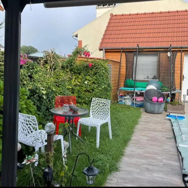 Petit paradis accueillant piscine proche CNFDI Chambre privée, Hotel in Brunoy