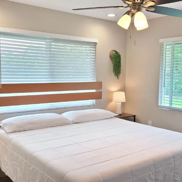 Air Conditioned! Paradise Park Brand new 2-bedroom Suite، فندق في Keaau
