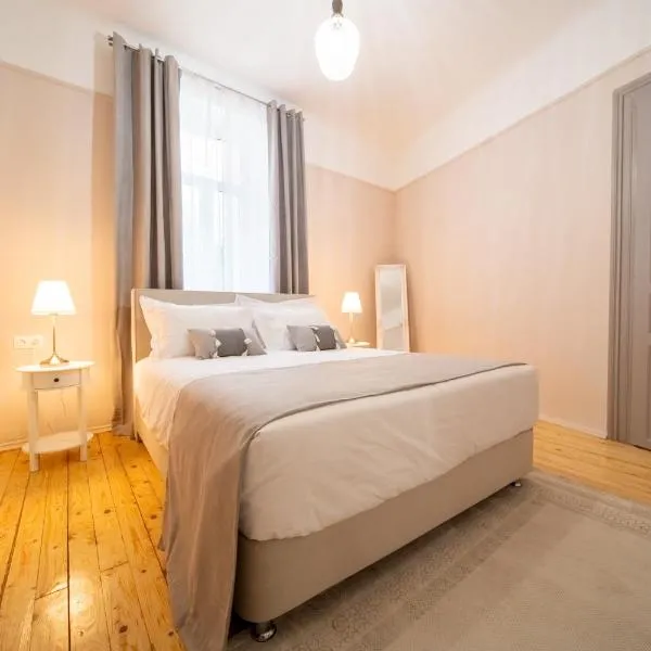 Oikia Tripodon, hotel din Atena