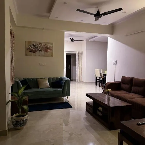 Casa Paradis- secure, cozy& peaceful paradise in heart of most happening colony, hotel in Jaipur