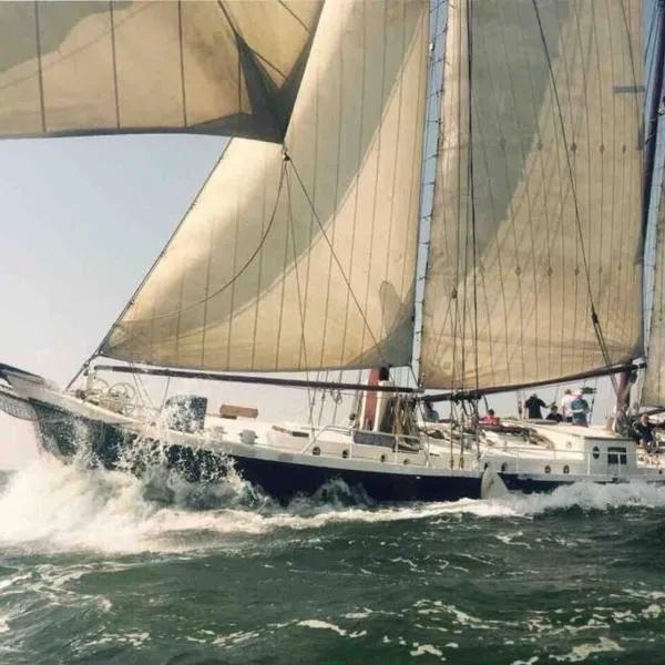 Uniek verblijf op slaapschip (tot 20 personen) nabij het centrum van Leeuwarden, hotel in Leeuwarden