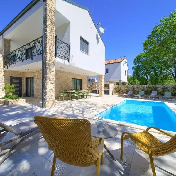 VILLA - BELLISSIMA Malinska with private heated pool and table tennis - smart TV, Hotel in Malinska