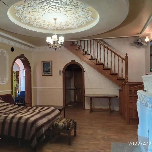 Приватний Будинок з Каміном, у Центрі Міста , вул Стрєльцова, 21, hotel in Kryvyi Rih