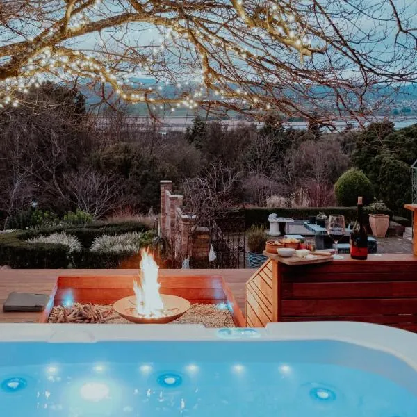 Outdoor Spa & Sauna with amazing views at Jaclyn Studio, hotel en Launceston