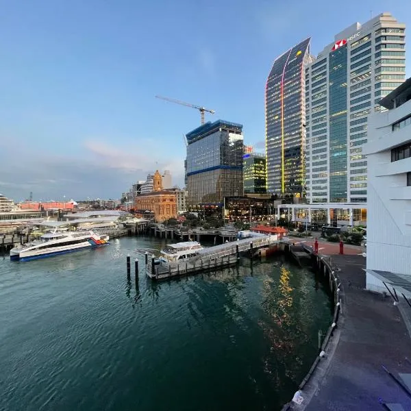 Chic Princes Wharf Studio - City View - Parking, hotel in Auckland