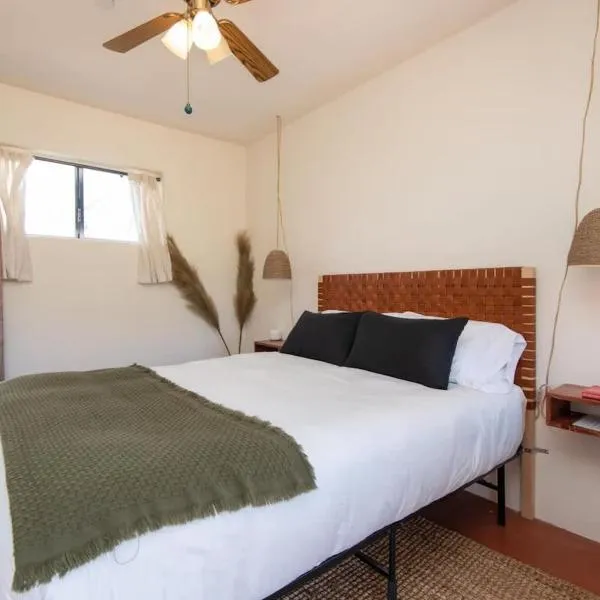 Renovated Lodge - Room 1 with pool access، فندق في جوشوا تري