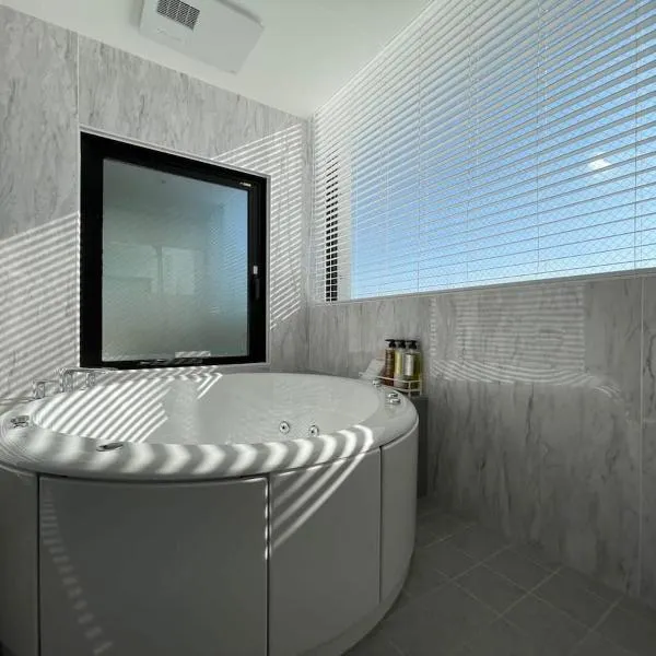 b hotel Nekoyard - Scenic Penthouse Studio with Jacuzzi & Spacious Terrace, ξενοδοχείο στην Χιροσίμα