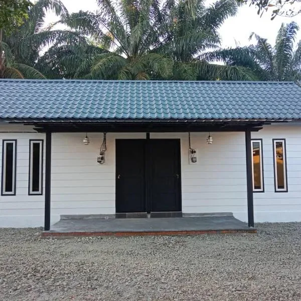 4X4 HOMESTAY & KOPITIAM, hotel in Parit Raja