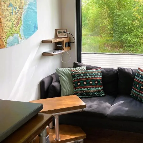 Tiny House im Seecontainer mit Parkplatz, Glasfaser, Netflix, Veranda und gehobener Ausstattung, hotel in Coburg
