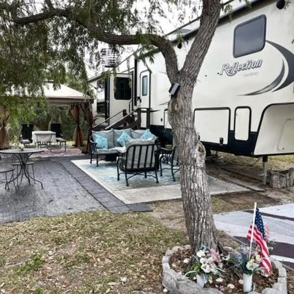 Reflection by Glampers Camp, hotel v destinaci Port Charlotte