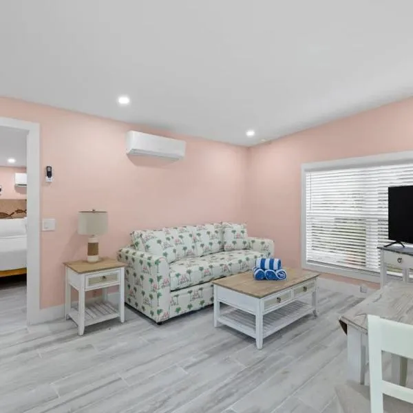 Charming Suite with Balcony and Bikes at Historic Sandpiper Inn, hotel in Sanibel