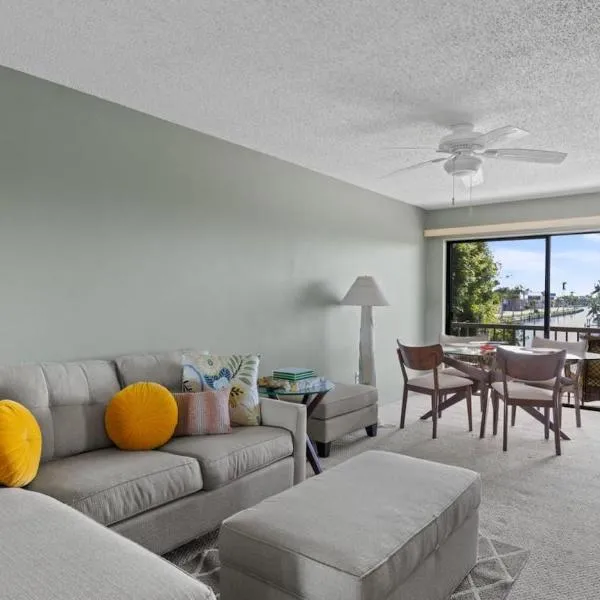 Comfy Waterfront Condo at Tennisplace Sanibel、サニベルのホテル