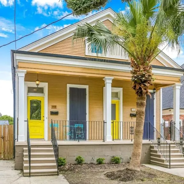 5Bed StreetCar Retreat w Outdoor Entertaining, hotel in New Orleans