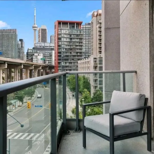 CN Tower View with Free Parking, Pool, Gym, Free Skating, and More, ξενοδοχείο στο Τορόντο