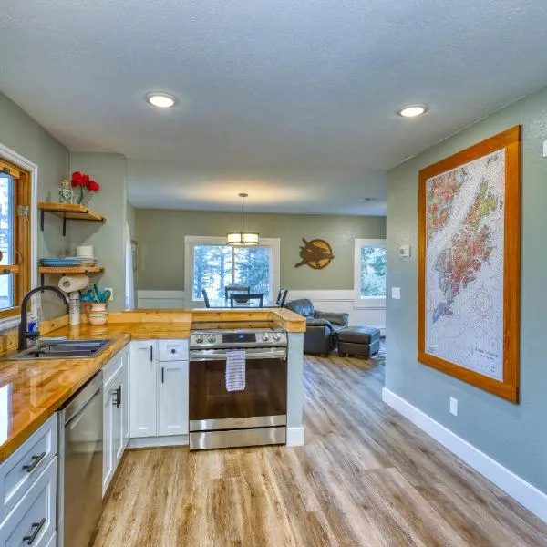 Captivating Coastline 2 BR Retreat with Ocean View, hotel v Kodiaku