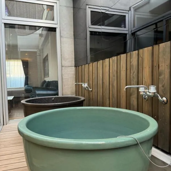 EarthVeloビル一棟貸しでフルリノベ済み各階に風呂トイレありで好立地でコスパ最高をめざしている宿です, Hotel in Tokushima