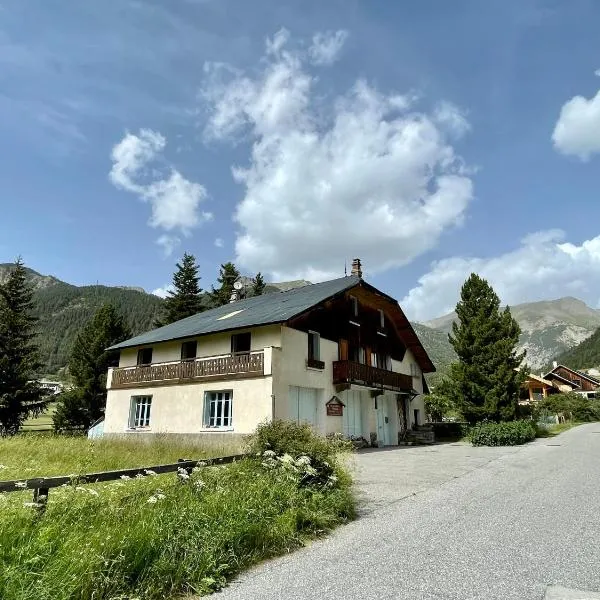 Gîte montagne 1 à 25 places "Chalet Coste Belle", hotel in Ceillac