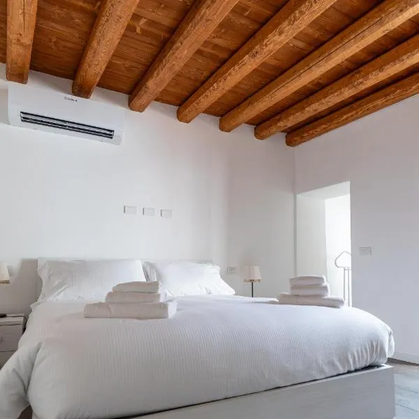 Piazza del Lago Suites - Menaggio, ξενοδοχείο στο Μενάτζιο