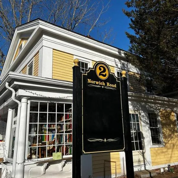 Walk To Goodspeed Opera House from this quaint 2 BDRM APT, ξενοδοχείο σε East Haddam