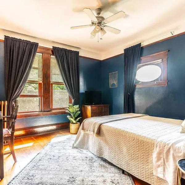 Charming Room in Historic BnB with Parking - Rm 5, hotel in Seattle