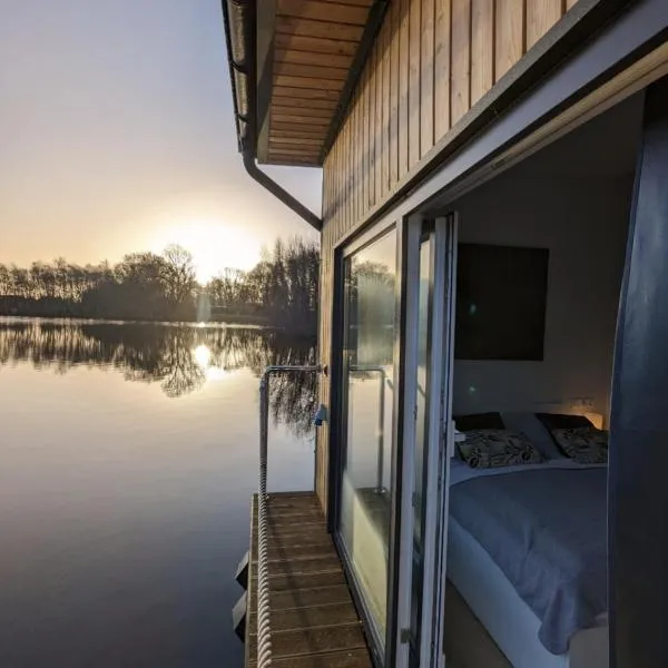 Hausboot Lena, hotel in Papenburg