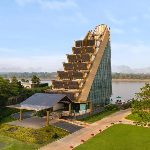 Naka-Raj Escape Hotel، فندق في ناخون فانوم