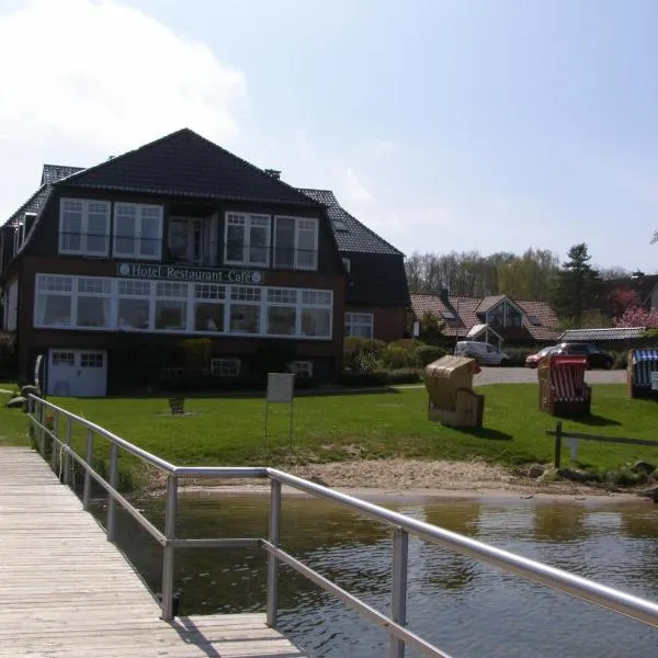 Hotel Fährhaus Niederkleveez, hotel in Bösdorf