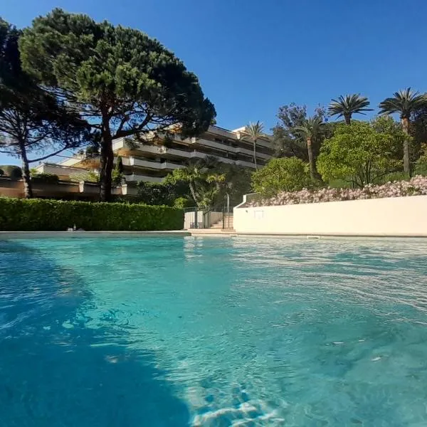 Le Château de la Pinède - début Cap d'Antibes - garden flat, swimming pool, tennis, хотел в Жуан-Ле-Пин