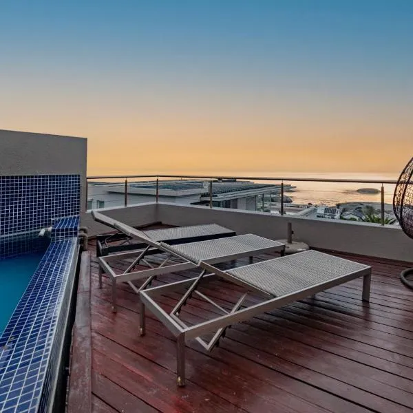 Stylish Penthouse with 180 degree Ocean Views!, hotel in Cape Town