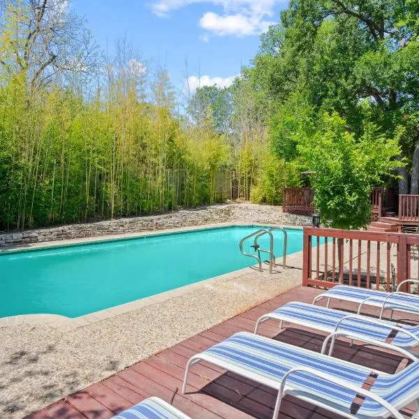 Bamboo Oasis-Relaxing Hot Tub-Family Time, hotel in San Antonio