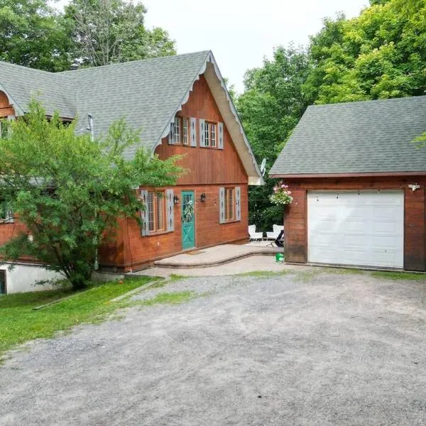 Chalet Mont Cascades w/ Spa & Fibre Optic Internet, hôtel à Cantley