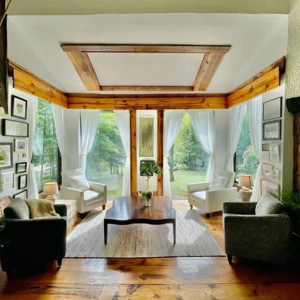 Nature Retreat w/ Sunroom Gazebo, ξενοδοχείο σε Cantley