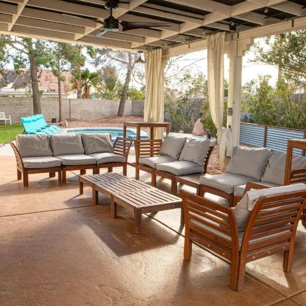Comfy Expansive Home - Near the Strip - Heated Pool, hotel in Las Vegas