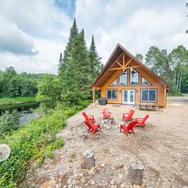 Riverside Retreat: Maazah Cottage, hotel en Fort Coulonge