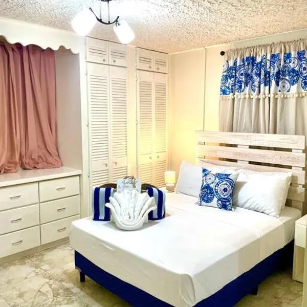 Steps 2 Beach - 5 Bedroom 3 Bathroom Villa, hotel in Christ Church