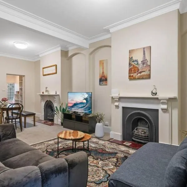 Fancy 4 BR House with Parking - ICC&Darling Harbour-8 mins walk, hotel a Sydney