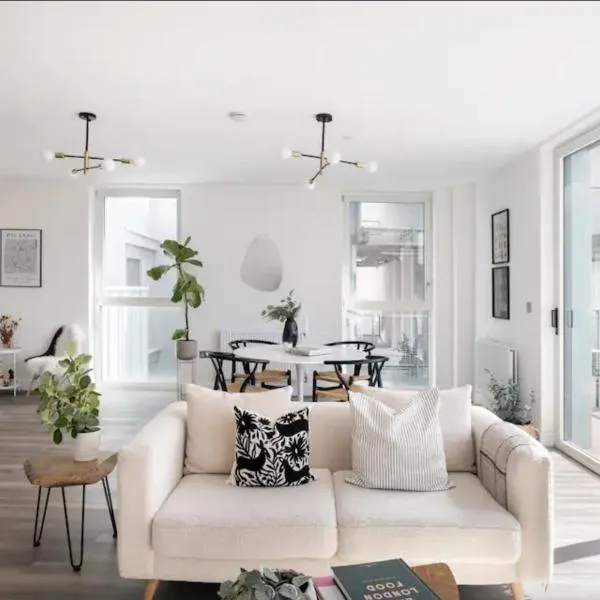 Scandi Style Flat in London with Private Terrace, hotel in London