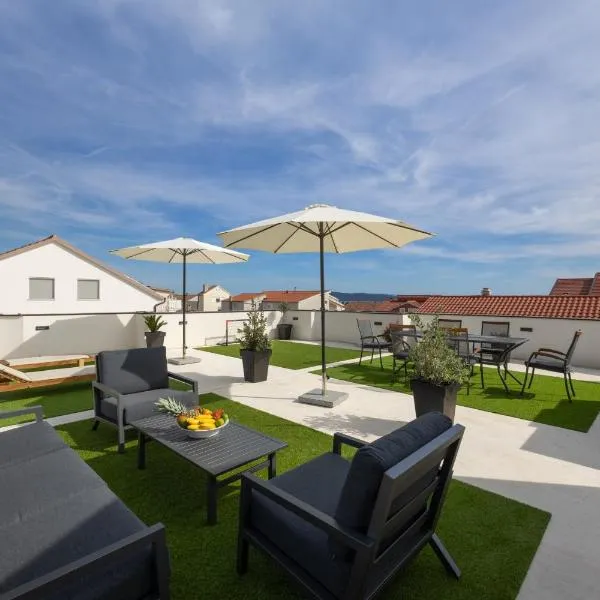 Apartment Makai with a Rooftop Terrace, hotel a Kaštela (Castelli)