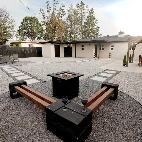 The White House, A Unique ABQ Stay in Central Location near Uptown, Hotel in Albuquerque