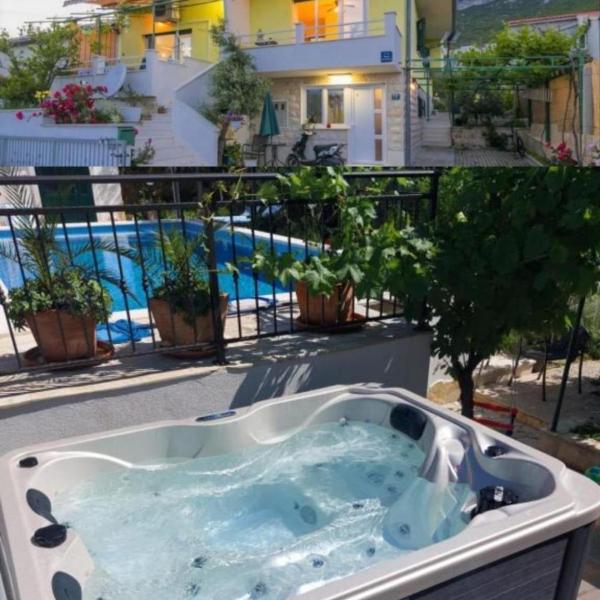 House Sandra with private heated pool and jacuzzi