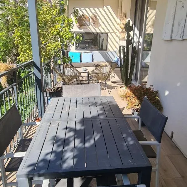 Le Cocon de Chris - Petit bijou au calme avec vue Notre-Dame de la Garde, hotel in Marseille