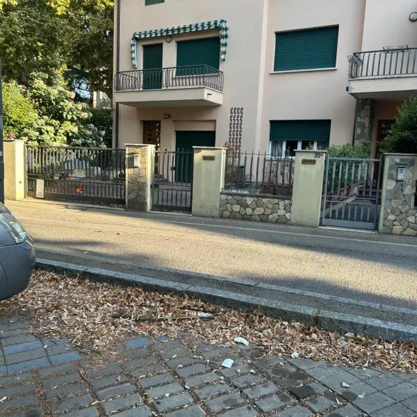 Villetta centro Imola 4 persone in matrimoniale, una piazza e mezzo e un singolo con parcheggio privato gratuito, Hotel in Imola