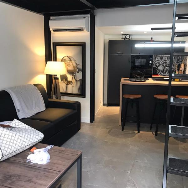 Une atypique et merveilleuse Petite maison en plein cœur de Nice, à proximité de la mer et des plages, Niza