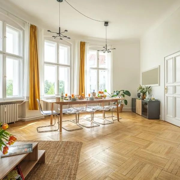KAISER 02 by ROCKCHAIR Apartments l SUPERHOST Status l 3 Bedrooms Boxspringbeds 2 Bathrooms l Cozy Family & Business Flair 155 sqm 3 Balcony 2nd Floor Elevator up to 10 guests welcomes you!, hotel en Berlín