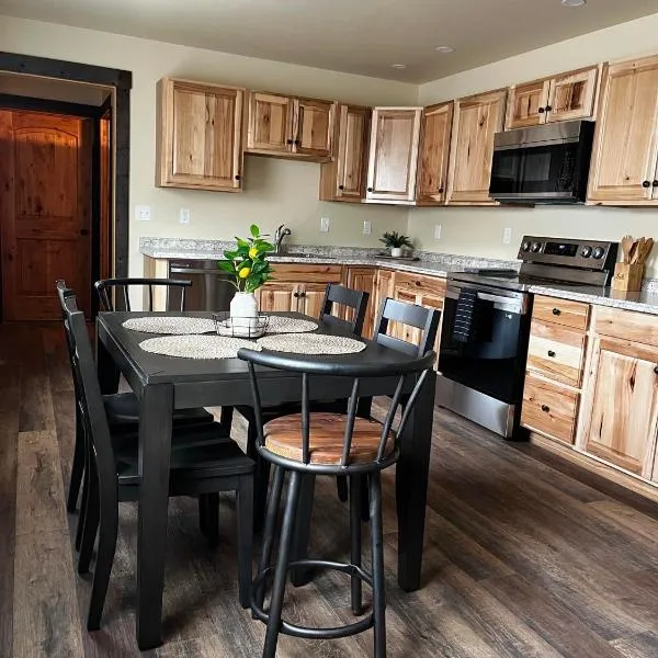 Rhodopa Guest House at Yellowstone #9, hotel in Gardiner