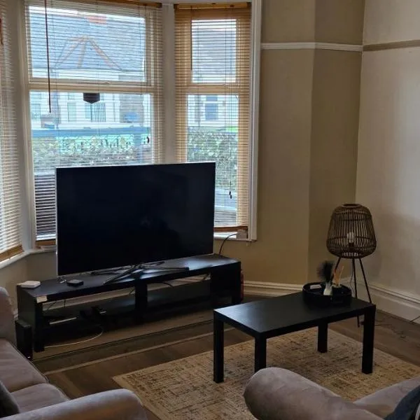 Three Bedroom Apartment with Roof Terrace Near City Centre, hotel in Cardiff
